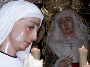 Las imagenes secundarias son de 1718 y desde la decada de los cincuenta no procesionan con la Virgen 
